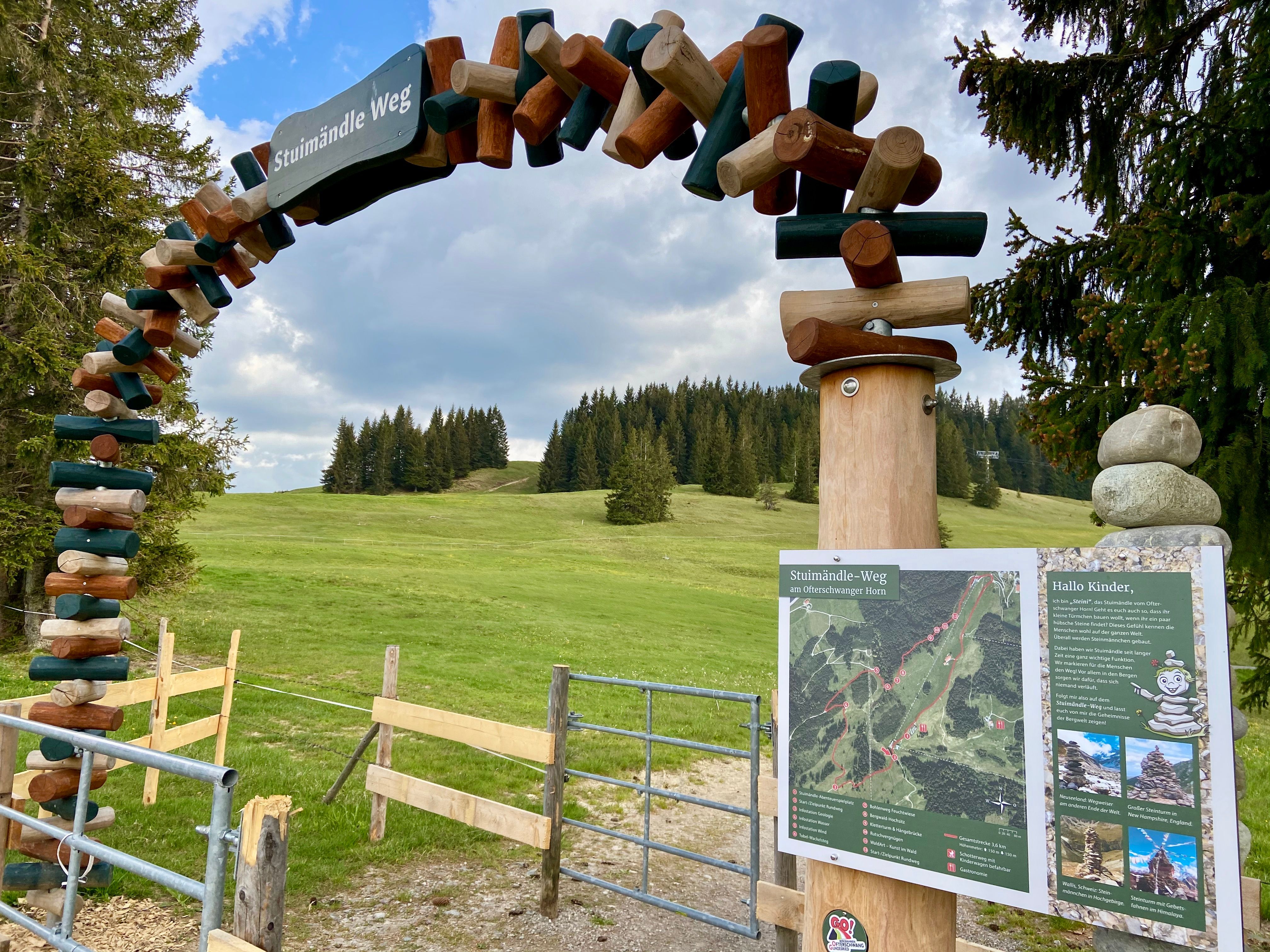 Eingang des Stuimändle Erlebniswegs am Ofterschwanger Horn - Hörnerdörfer im Allgäu