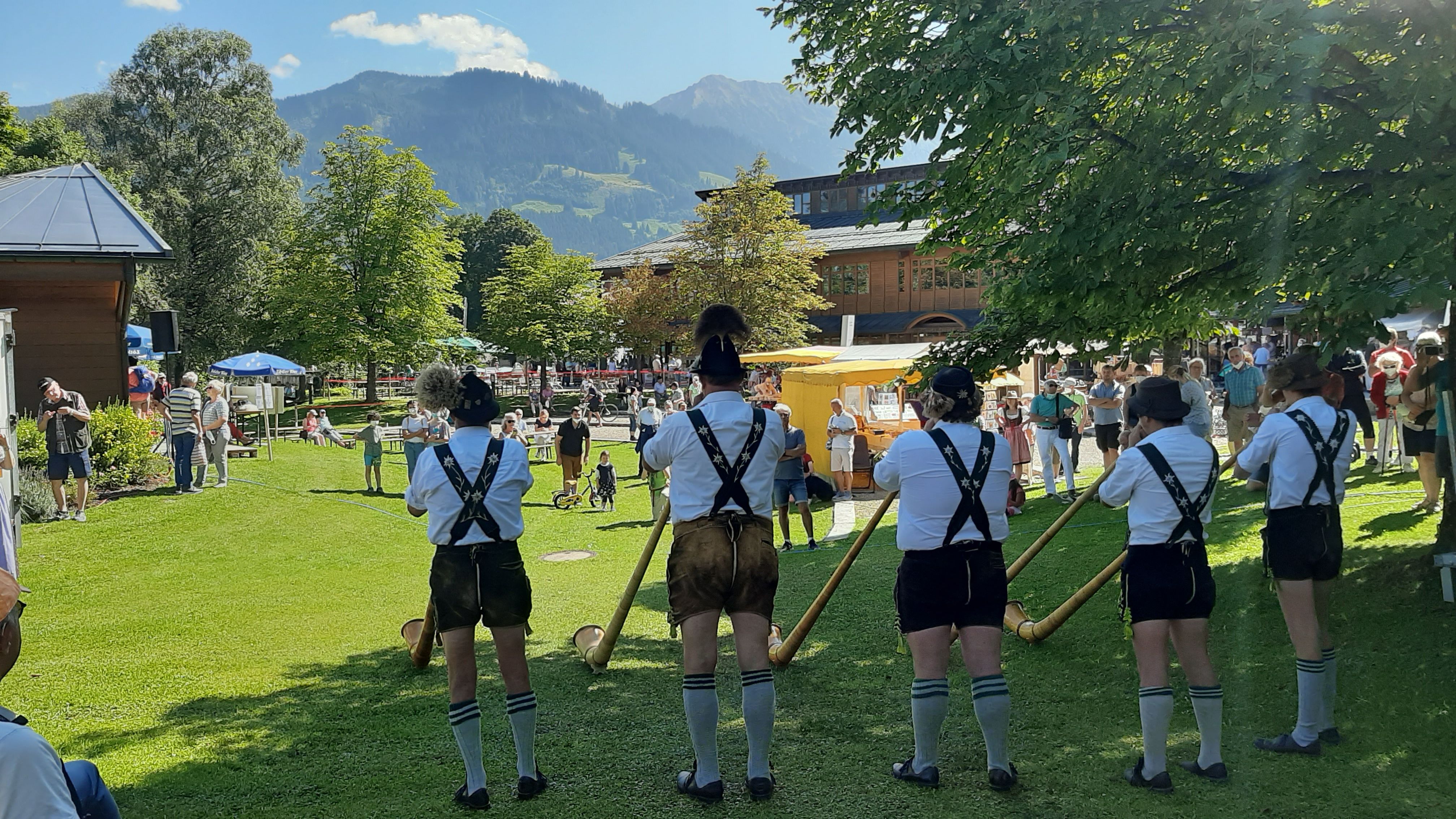 Alphornbläser beim Käse- & Handwerkermarkt in Fischen in den Hörnerdörfern im Allgäu