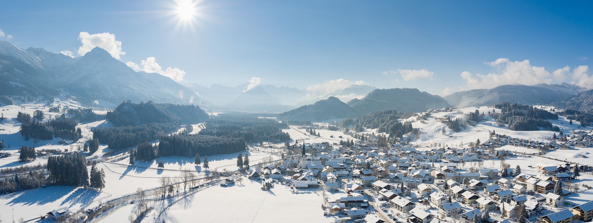 Blick auf die verschneite Dorfansicht von Fischen in den Hörnerdörfern im Allgäu