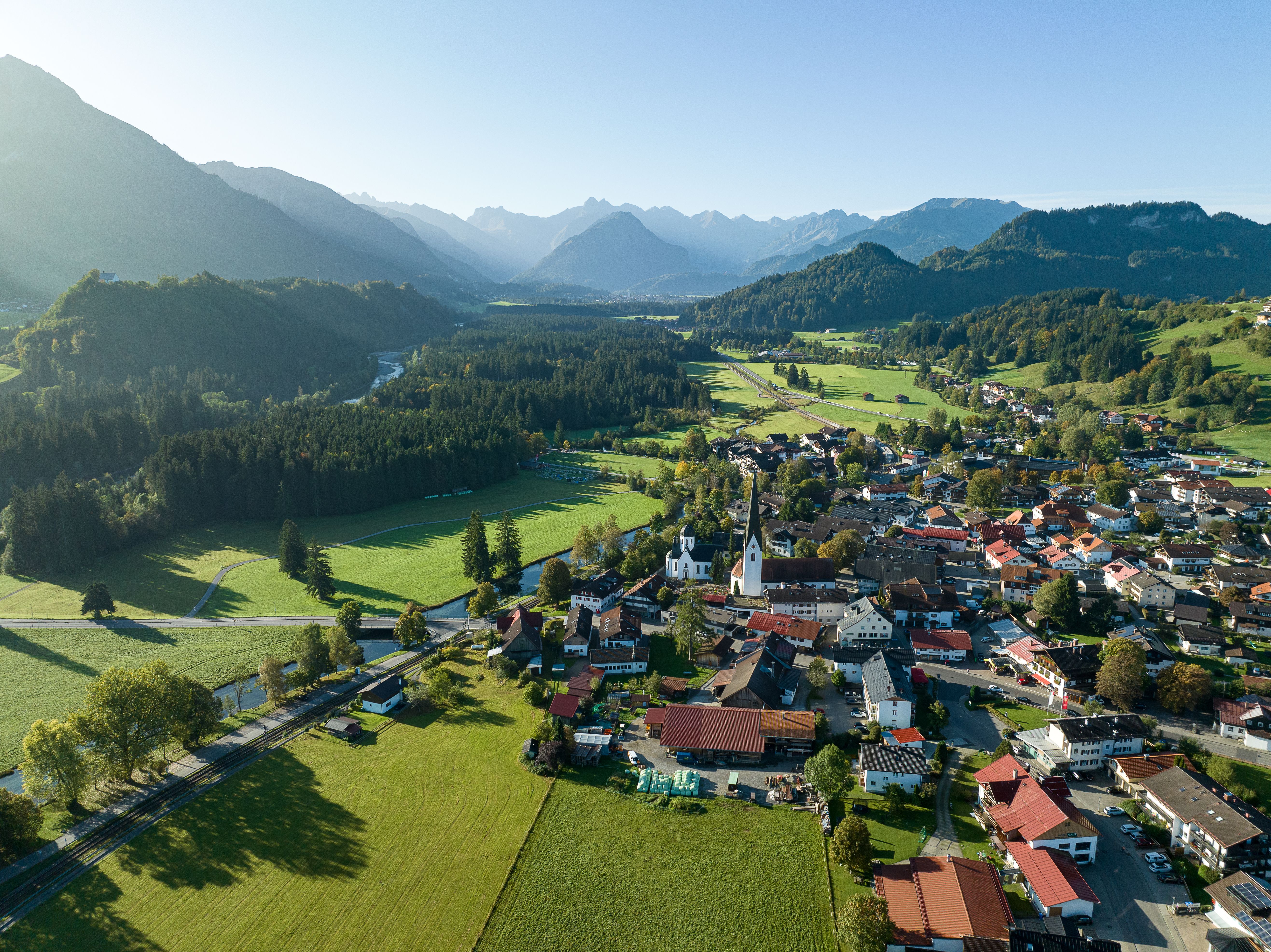 Fischen liegt eingebettet im Illertal mit herrlichem Bergpanorama - Hörnerdörfer im Allgäu