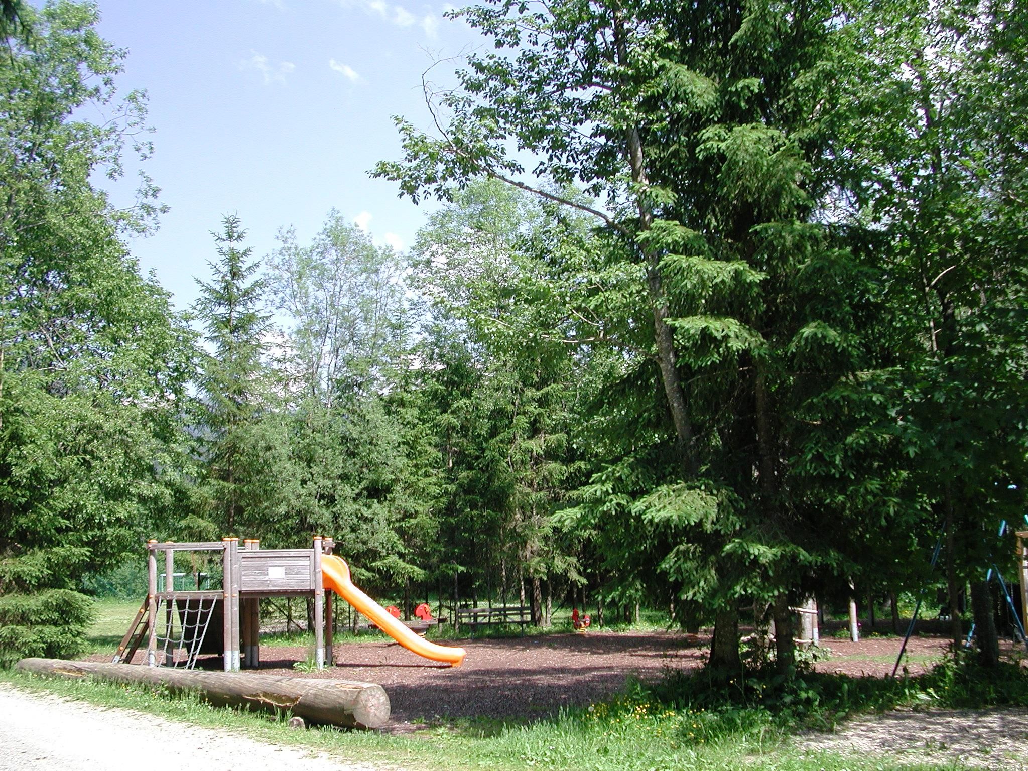 Rutsche auf dem Spielplatz in Balderschwang