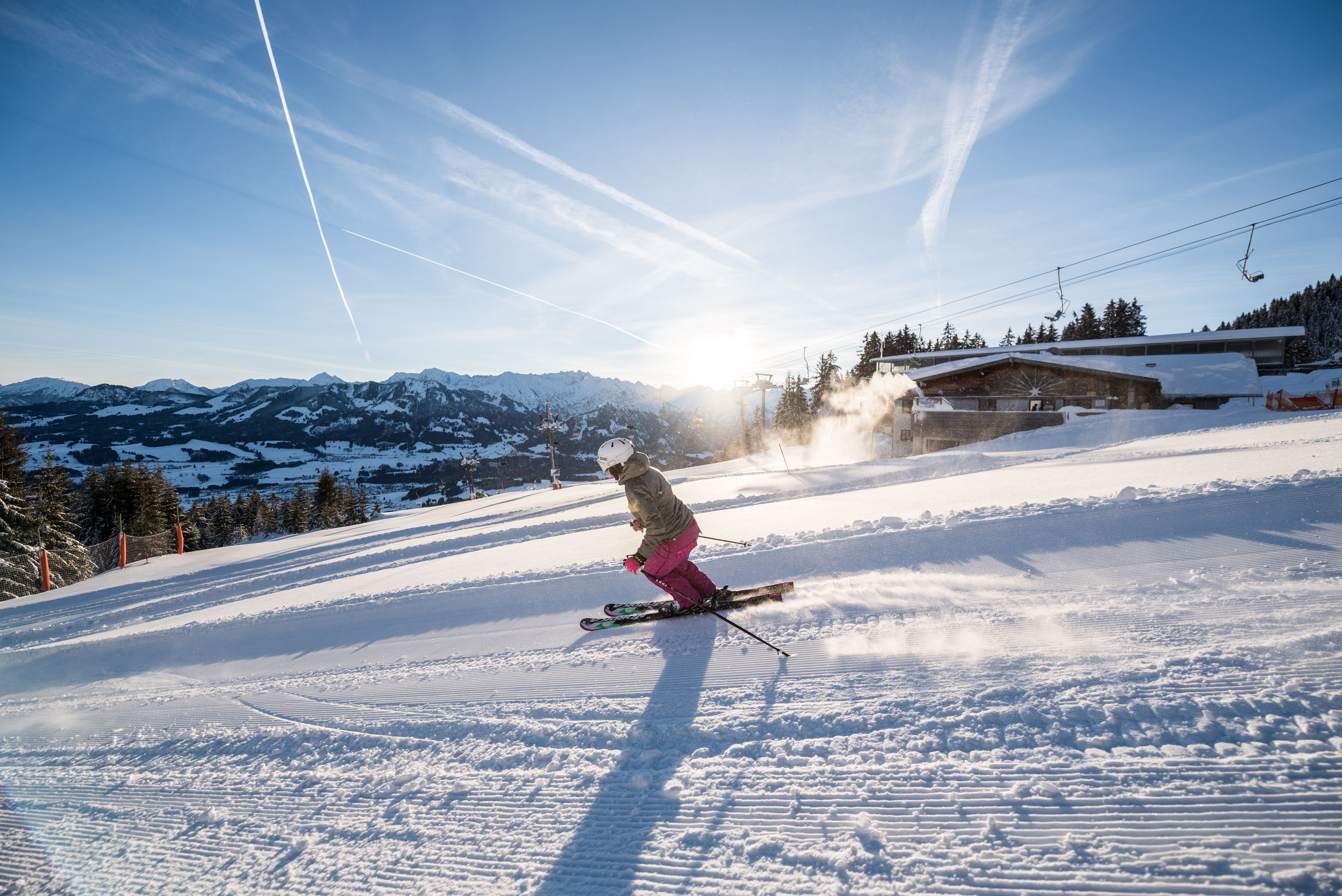 Skifahrer bei Sonnenschein im Skigebiet Hörnerbahn in Bolsterlang im Allgäu