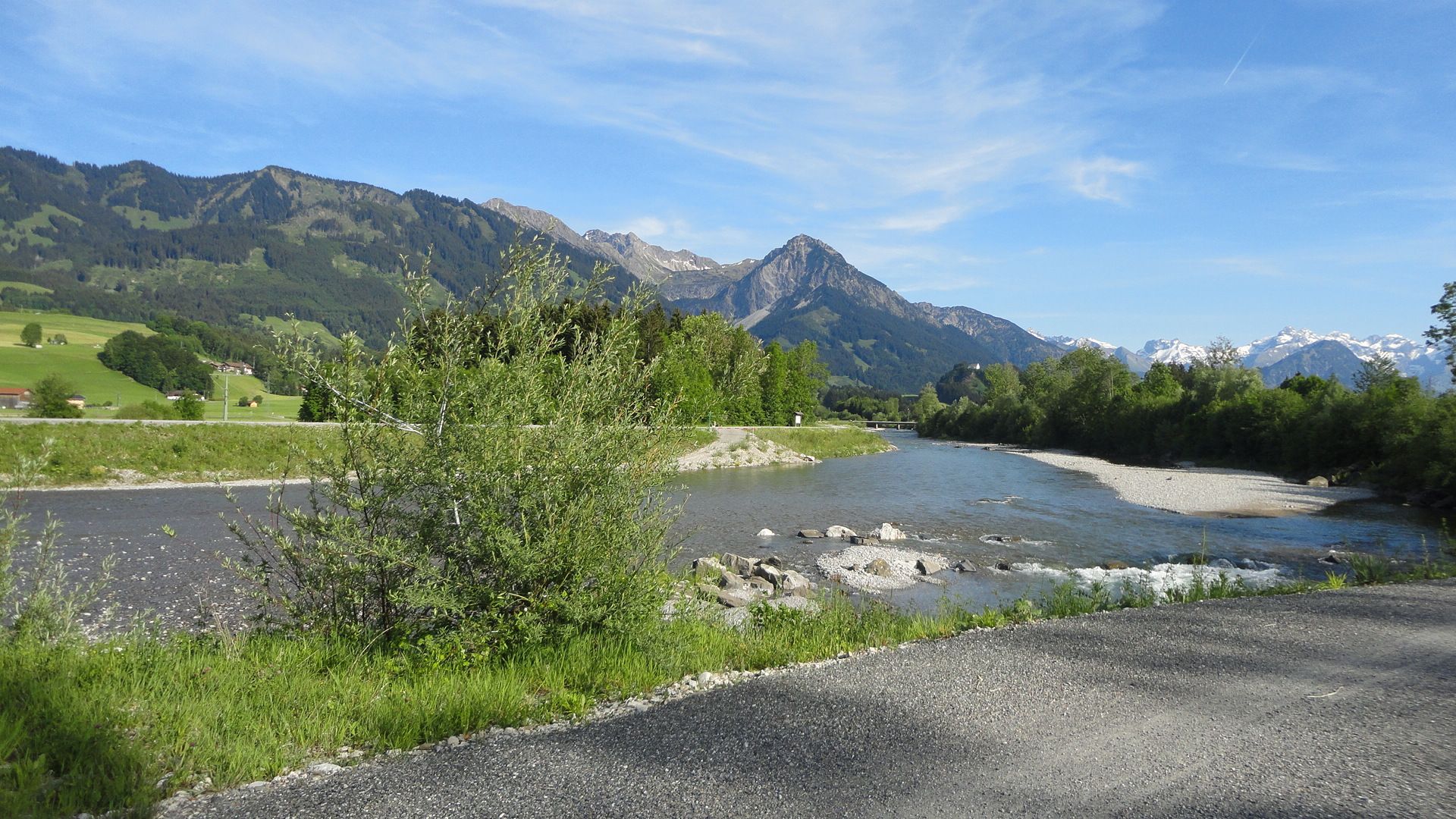 Auf dem Illerdamm bei Fischen