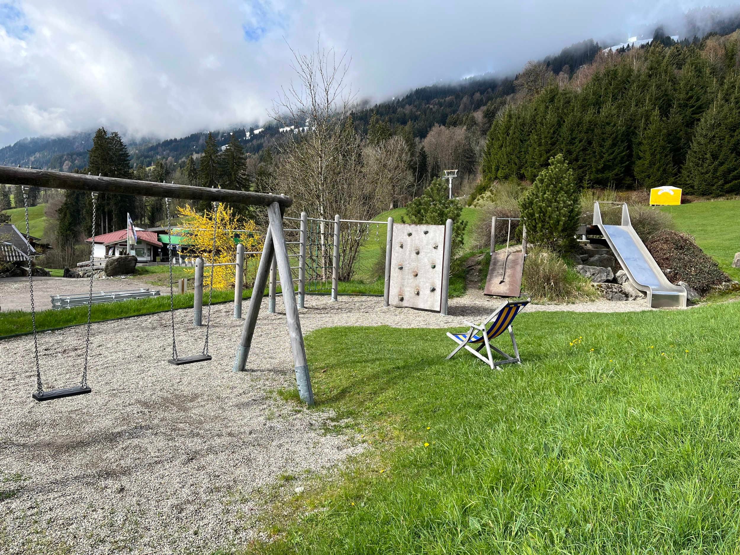 Rutsche Kletterwand und Schaukeln in Ofterschwang