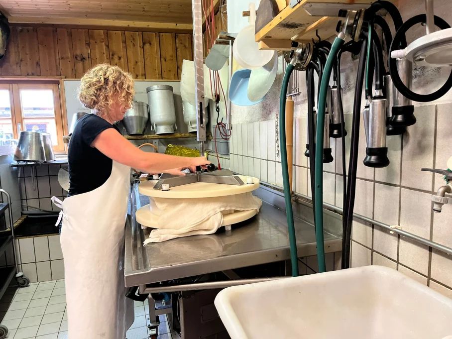 Beim ersten Versuch beim Käse wenden - Hörnerdörfer im Allgäu