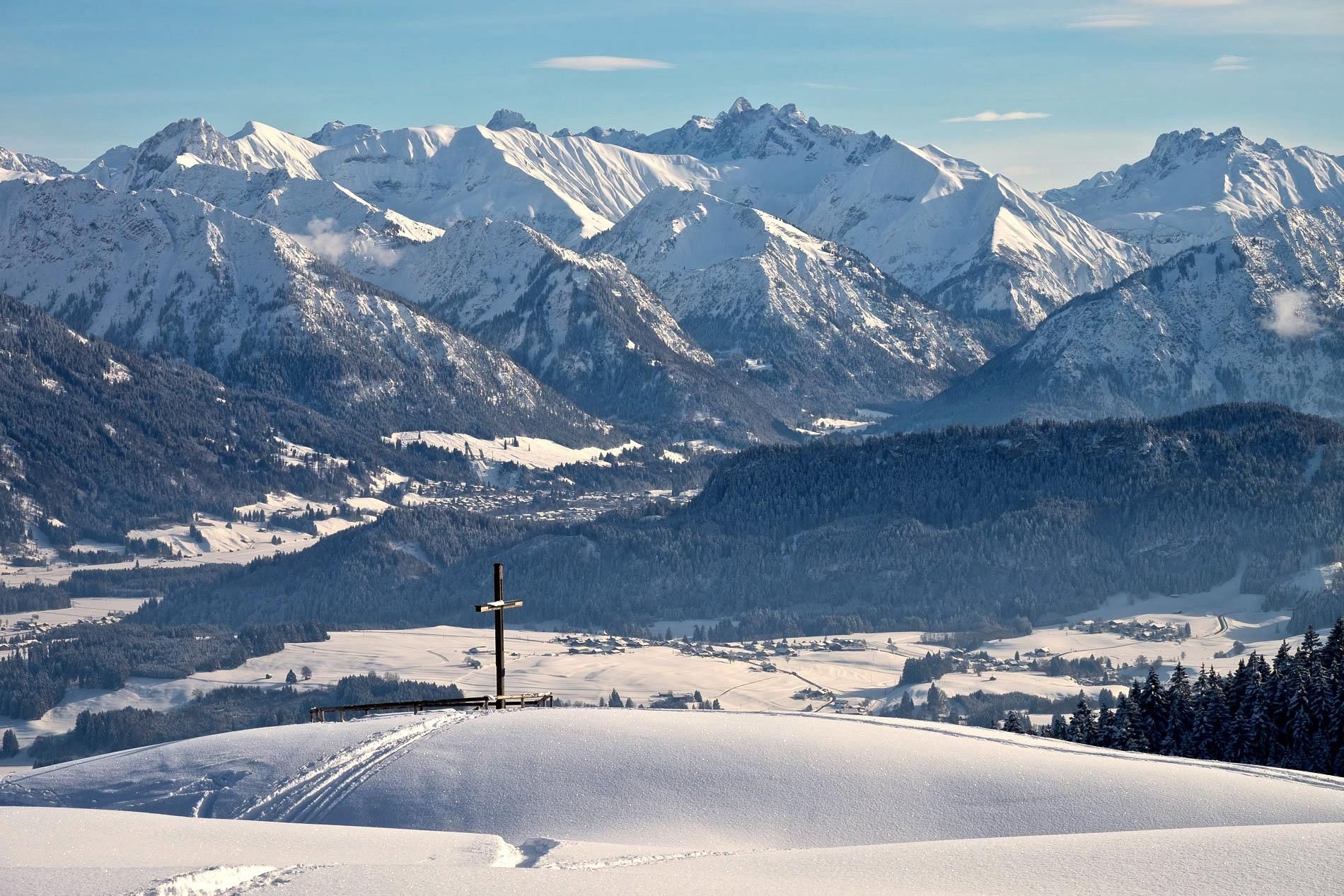 Blick vom winterlichen Ofterschwanger Horn auf die