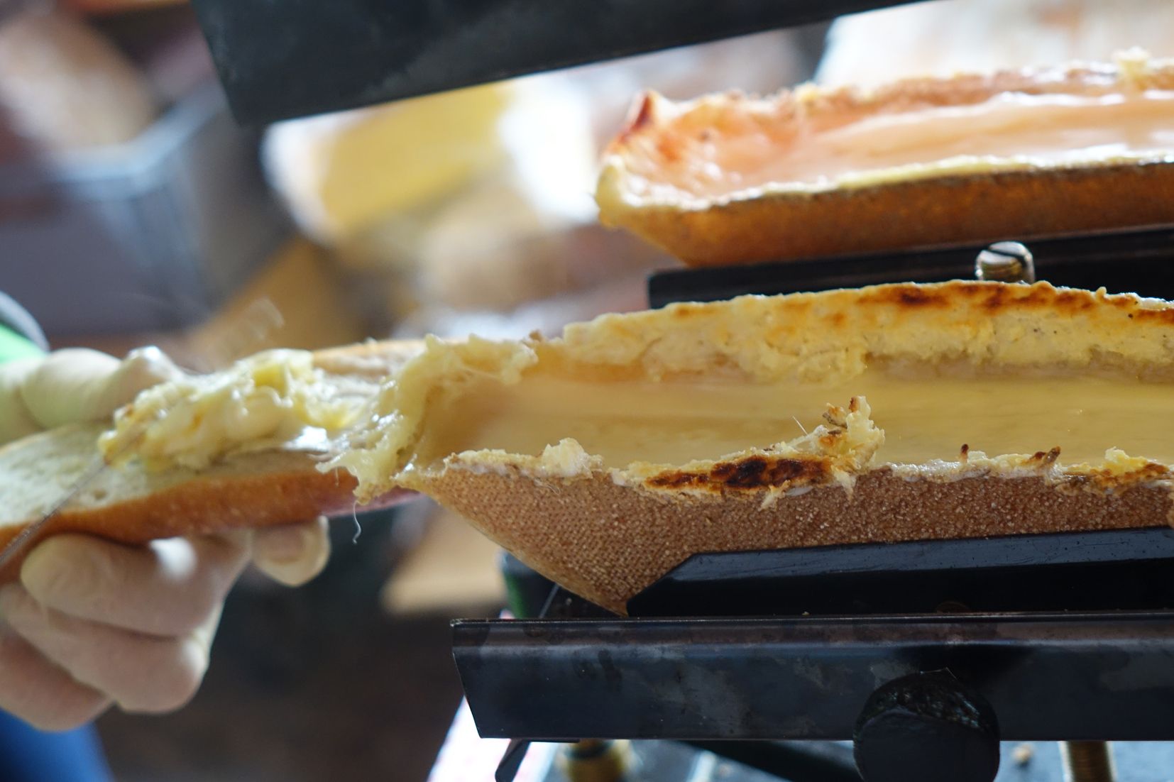 Raclettebrot beim Käse- & Handwerkermarkt in Fischen in den Hörnerdörfern im Allgäu