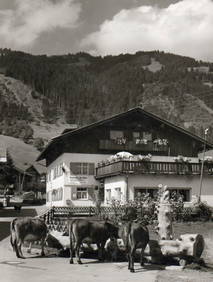 Brunnen mit "Gassekieh" vor dem Gasthof Hirsch um 1950