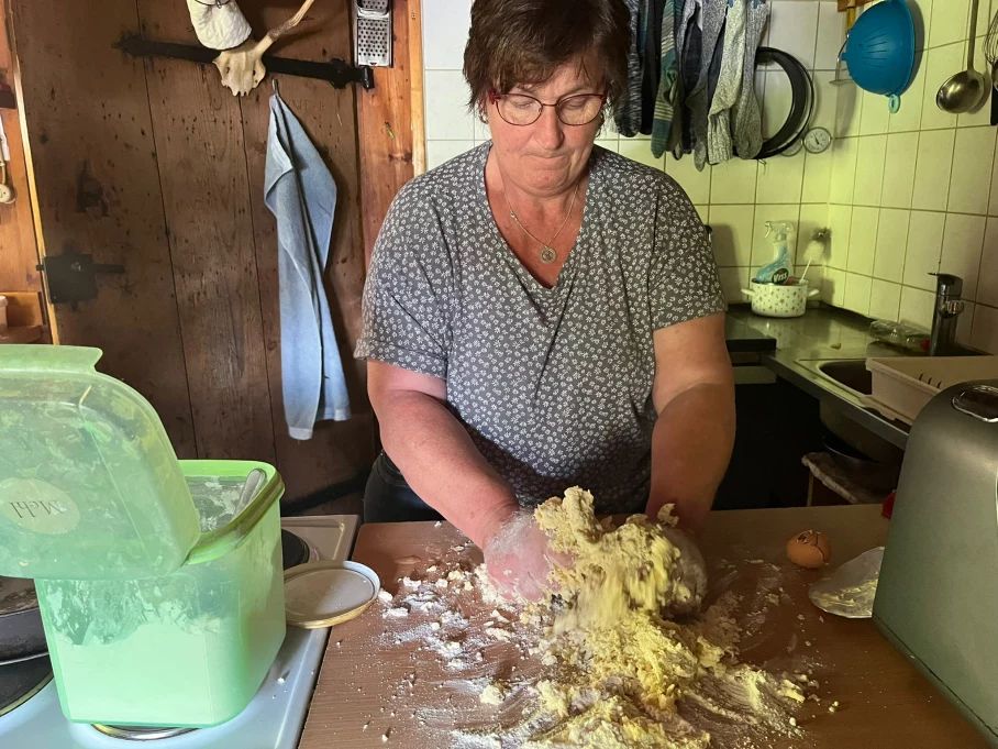 Kuchen backen auf der Alpe Schattwald - Hörnerdörfer im Allgäu