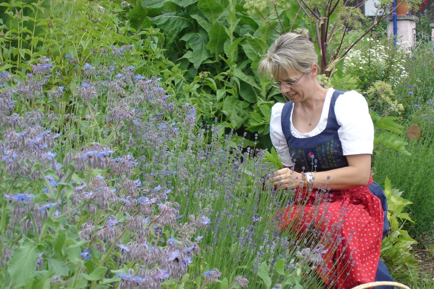 Silvia Kienle im Kräutergarten in Balderschwang