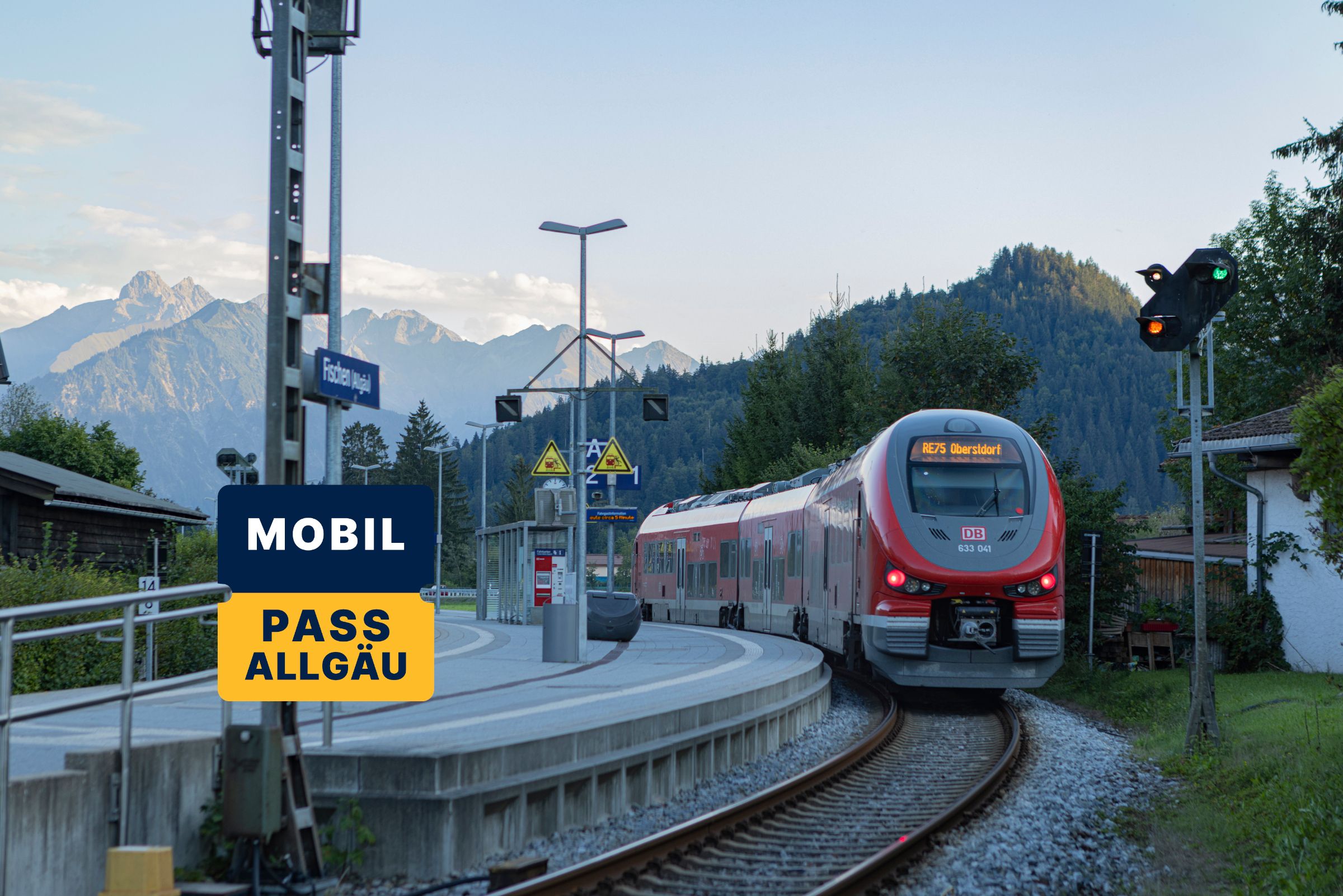 Zug am Bahnhof Fischen im Allgäu mit Logo MOBIL PASS ALLGÄU