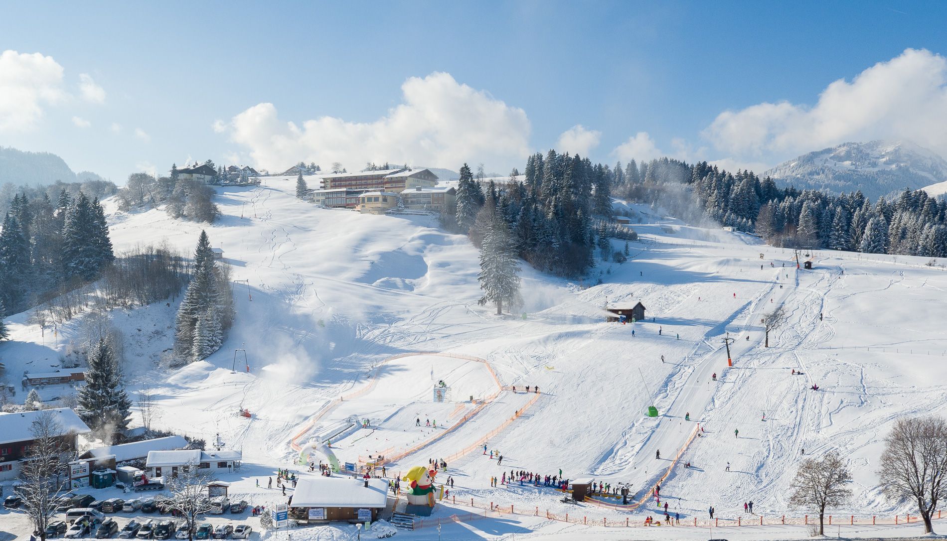 Blick auf das verschneite Skigebiet Stinesser in Fischen in den Hörnerdörfern im Allgäu