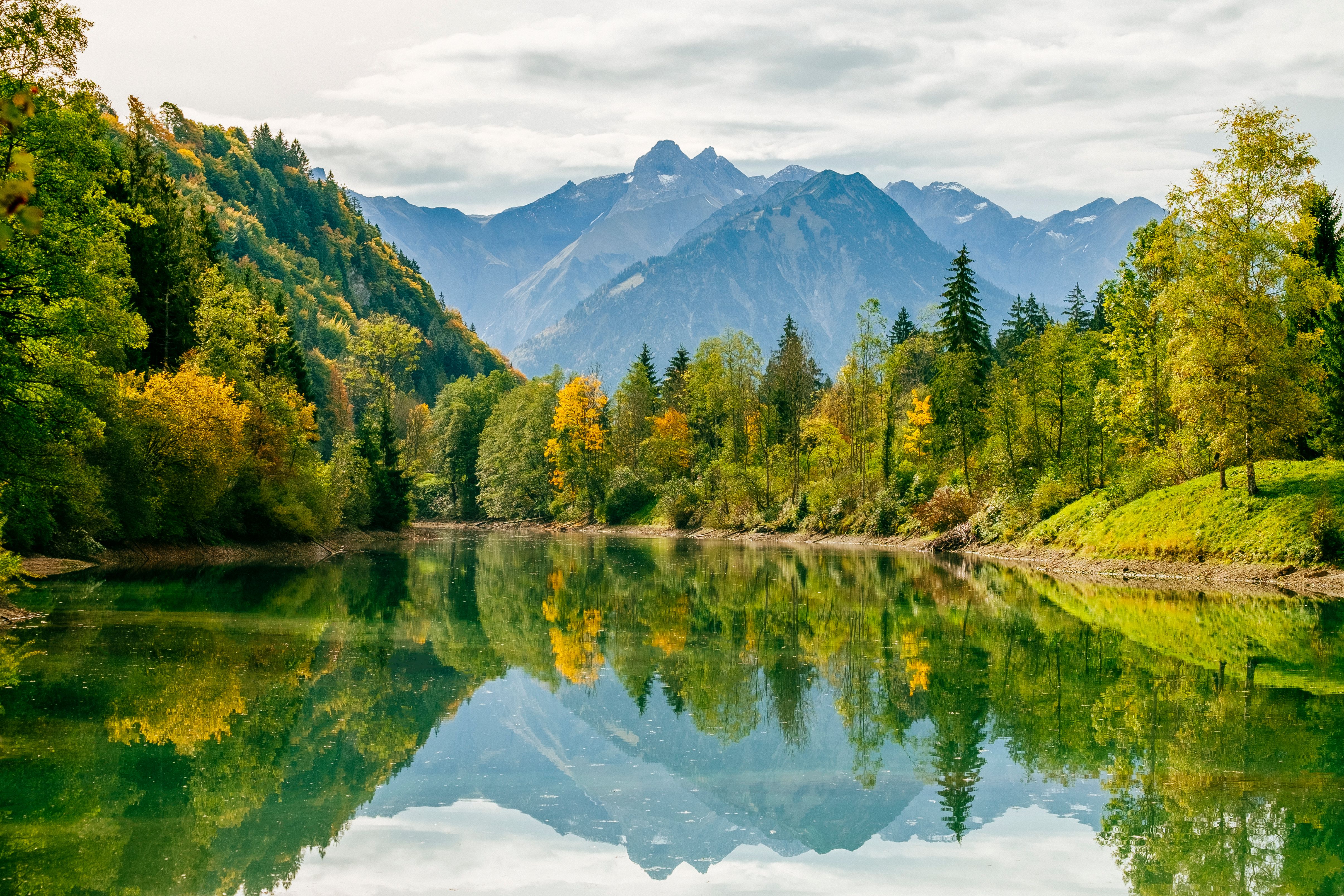 Zu sich finden - Achtsamkeit am herbstlichen Auwaldsee bei Fischen - Hörnerdörfer im Allgäu