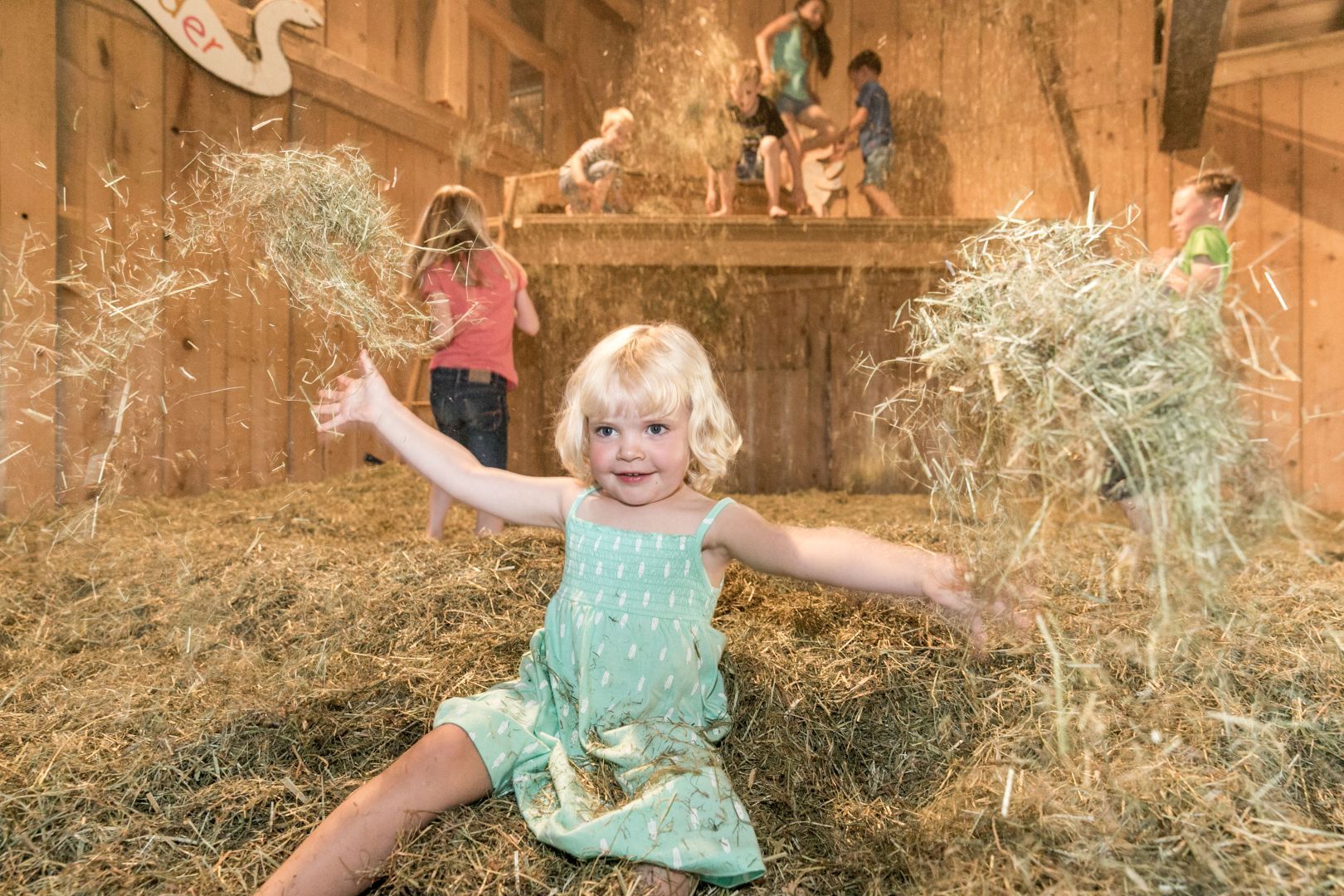 Kinder können hier toben und im Heu springen