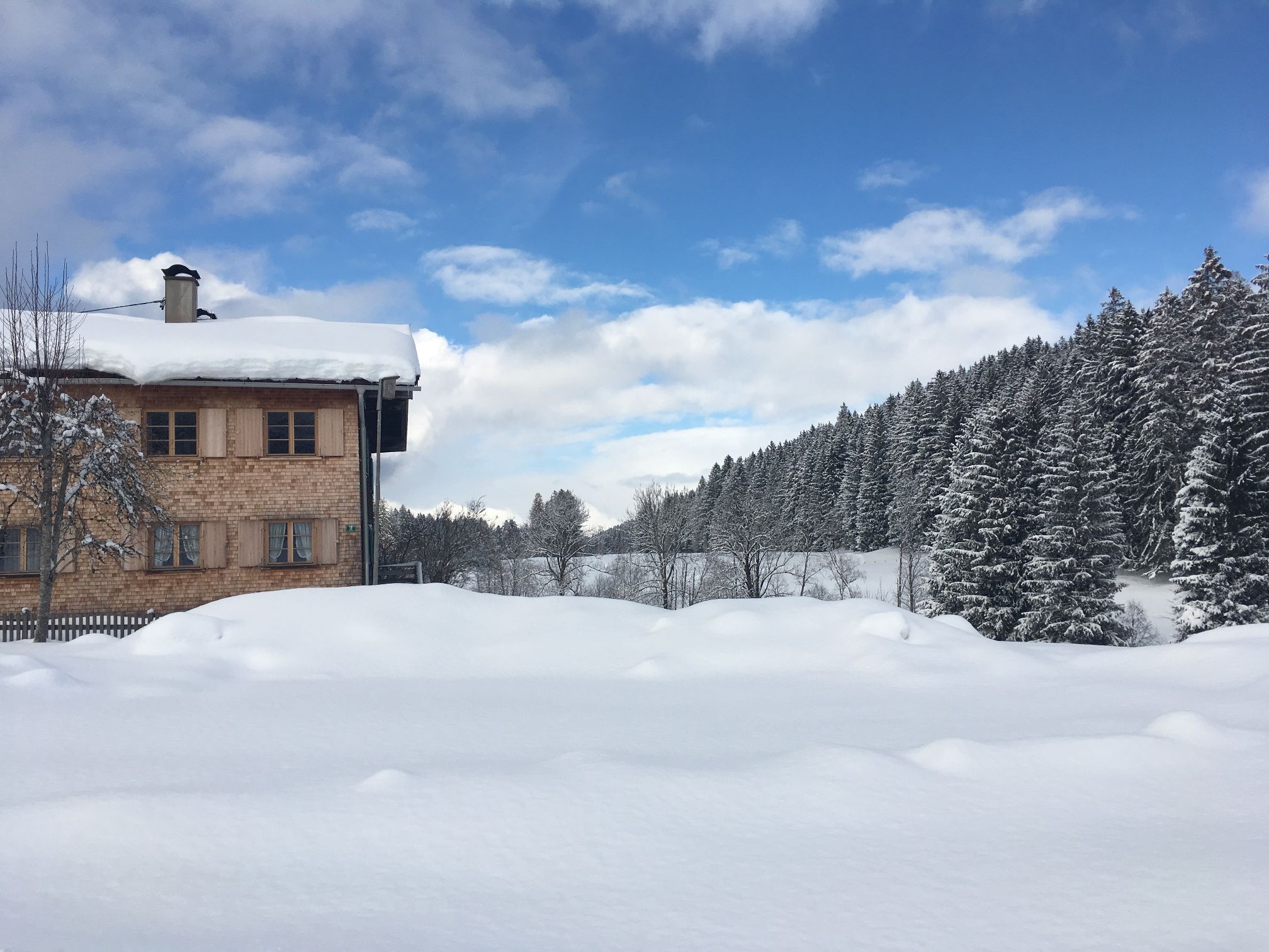 Verschneiter Bauernhof bei Bolsterlang