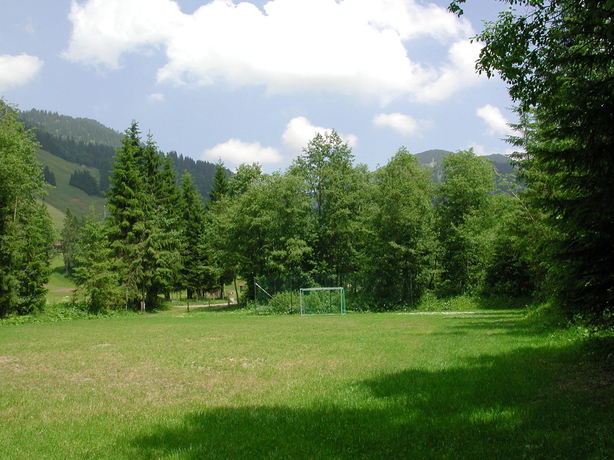 Bolzplatz auf dem Spielplatz in Balderschwang