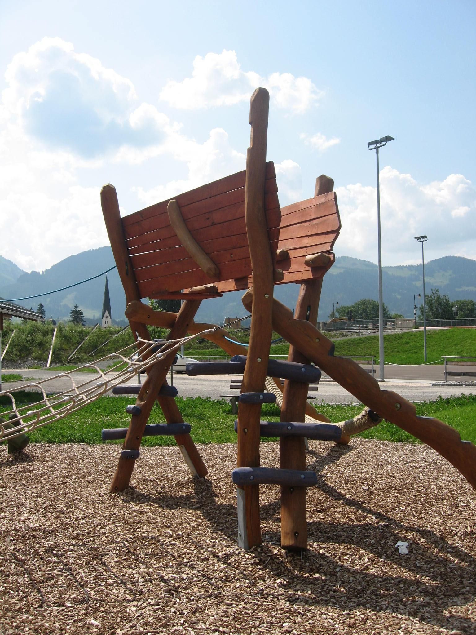 Klettergerüst auf dem Spielplatz in Fischen-Au