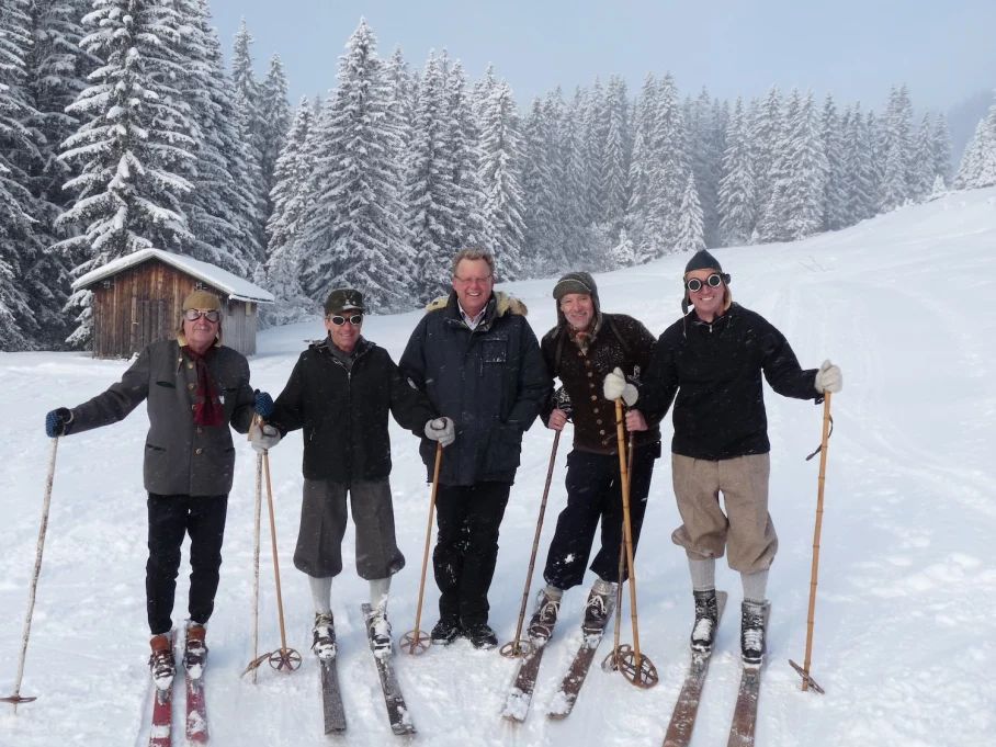 Mitglieder des Skivereins in historischer Kluft