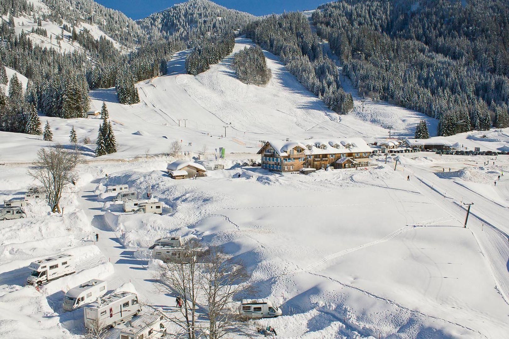 Der Wohnmobilstellplatz im Winter in Balderschwang