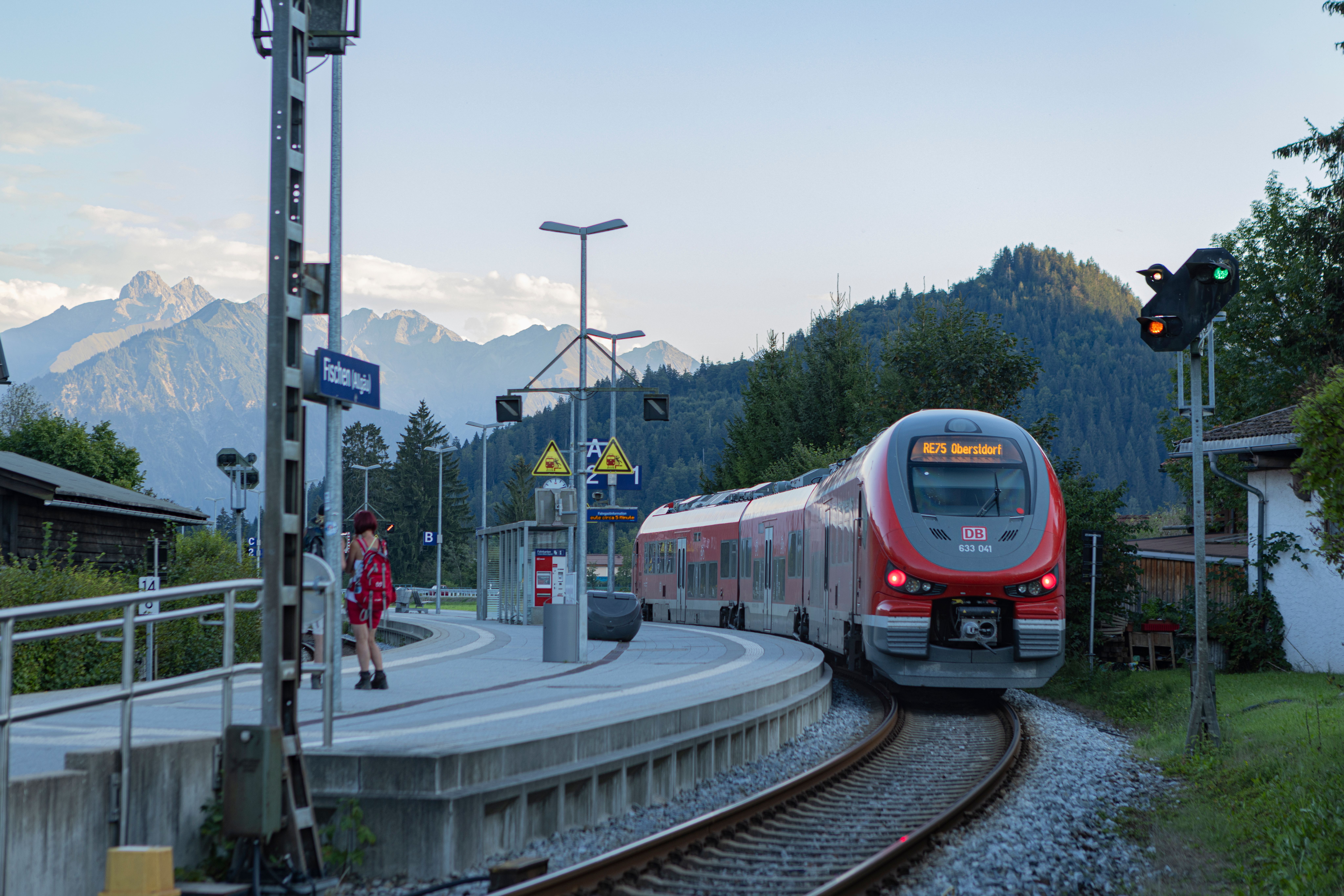 Ein Zug fährt am Bahnhof Fischen im Allgäu ein