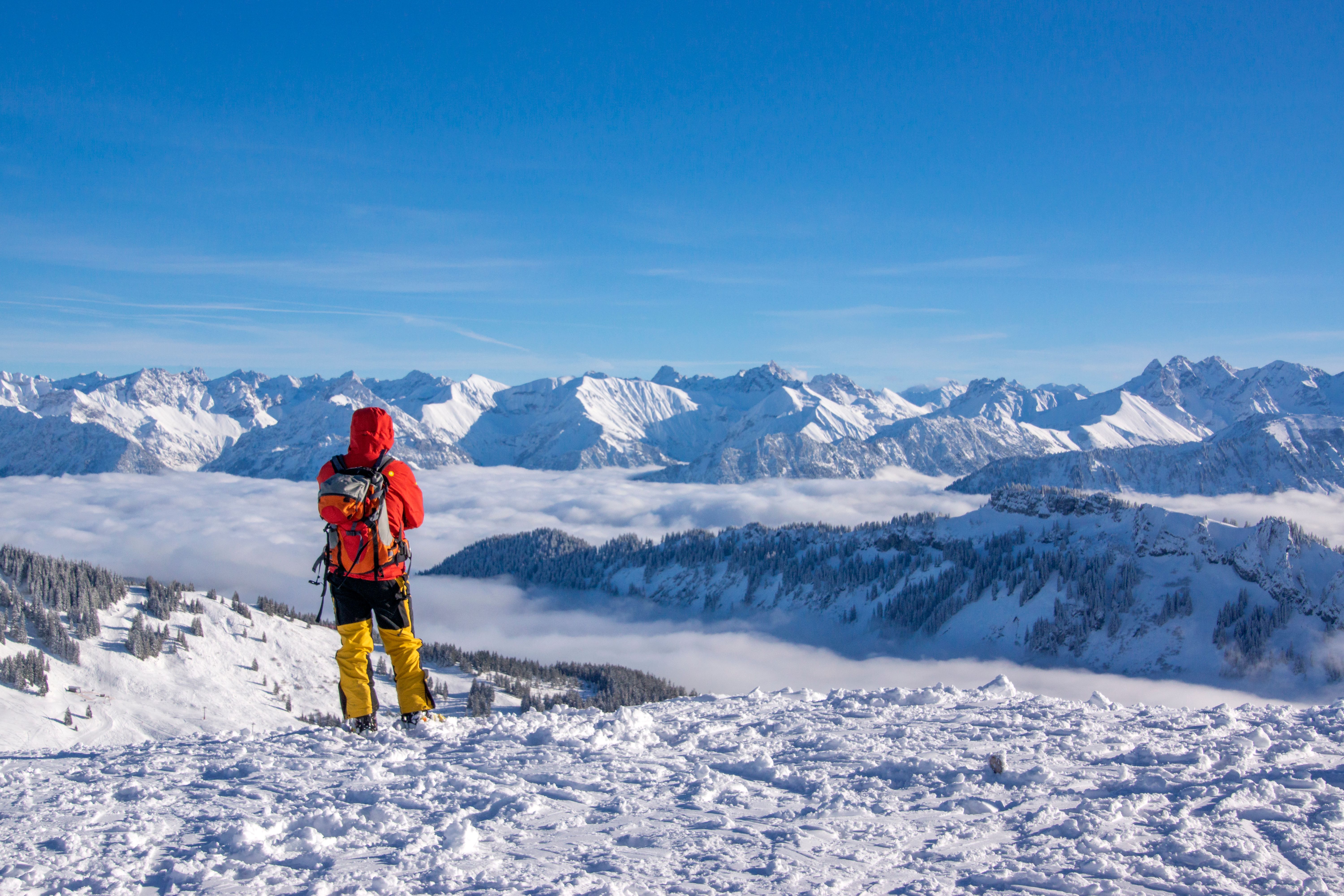 Ausblick genießen an einem kalten Wintertag am Riedbergerhorn bei Grasgehren - Hörnerdörfer im Allgäu