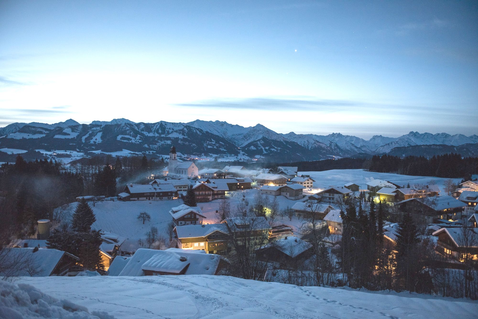 Ein verschneites Winterwunderland präsentiert sich in Ofterschwang, eingebettet in die malerischen Hörnerdörfer.