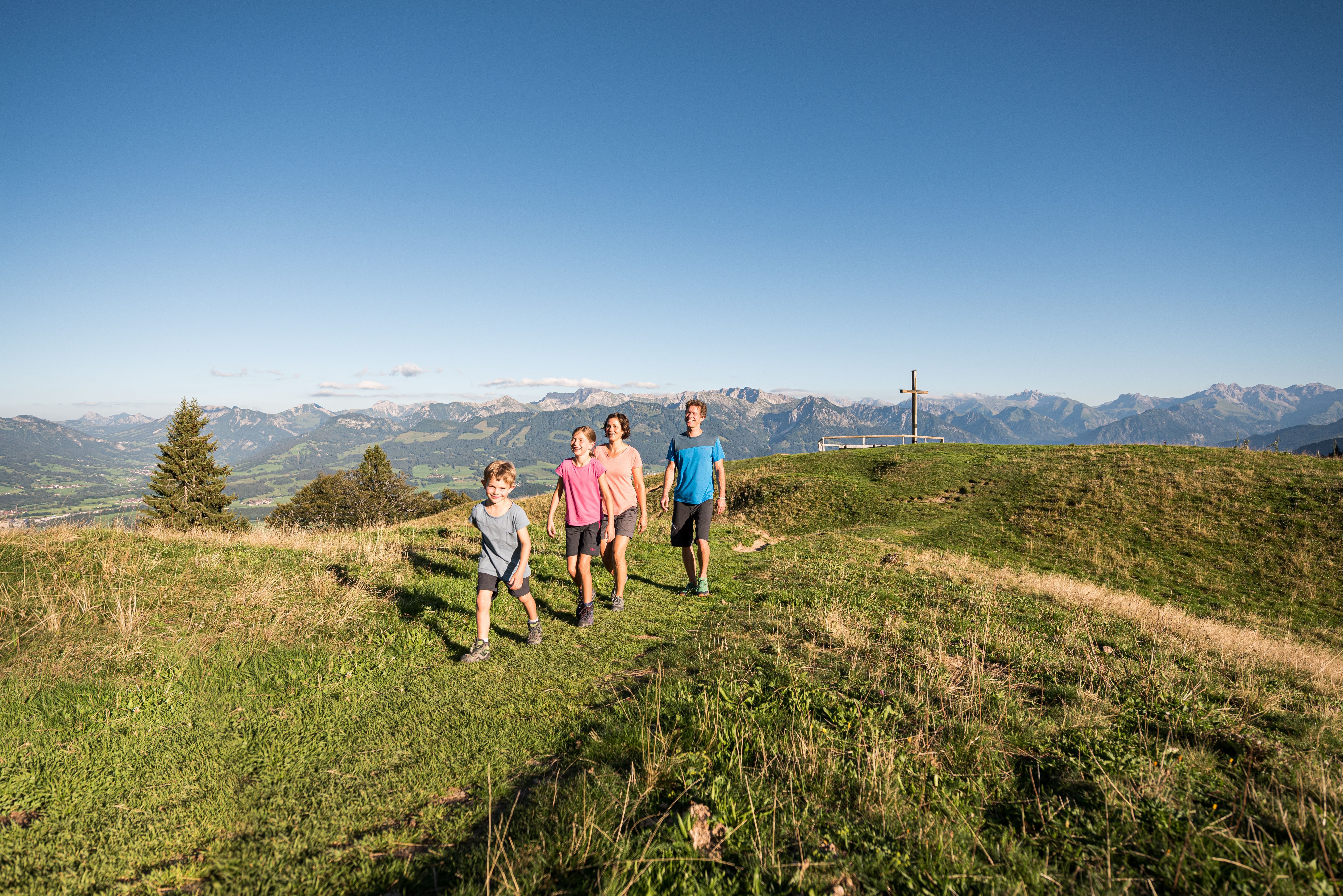 Vorschaubild Hörnerdörfer Magazin September 2024, Wanderer am Ofterschwanger Horn