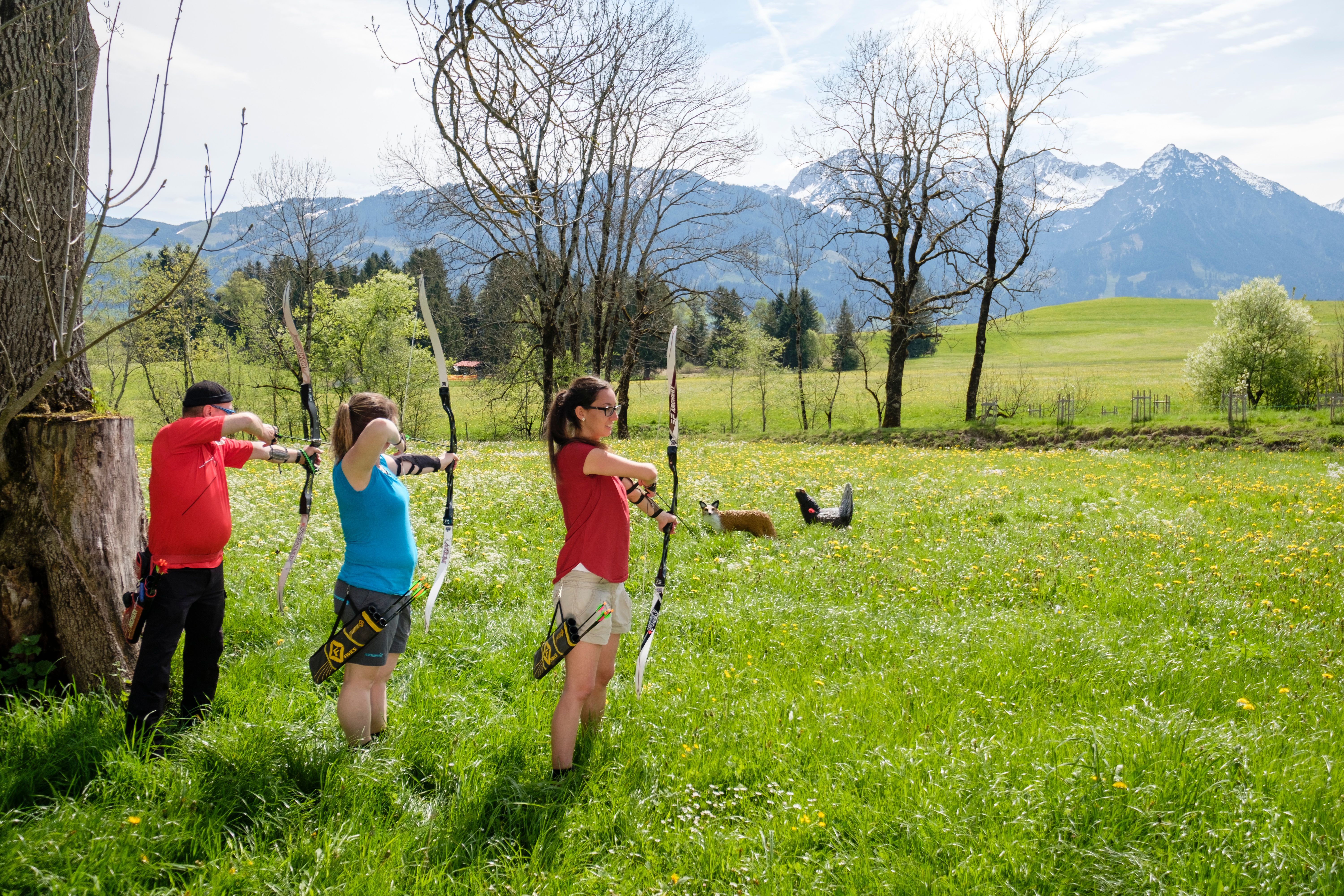 Ruhe und Konzentration fördern beim Bogenschießen in Bolsterlang - Hörnerdörfer im Allgäu