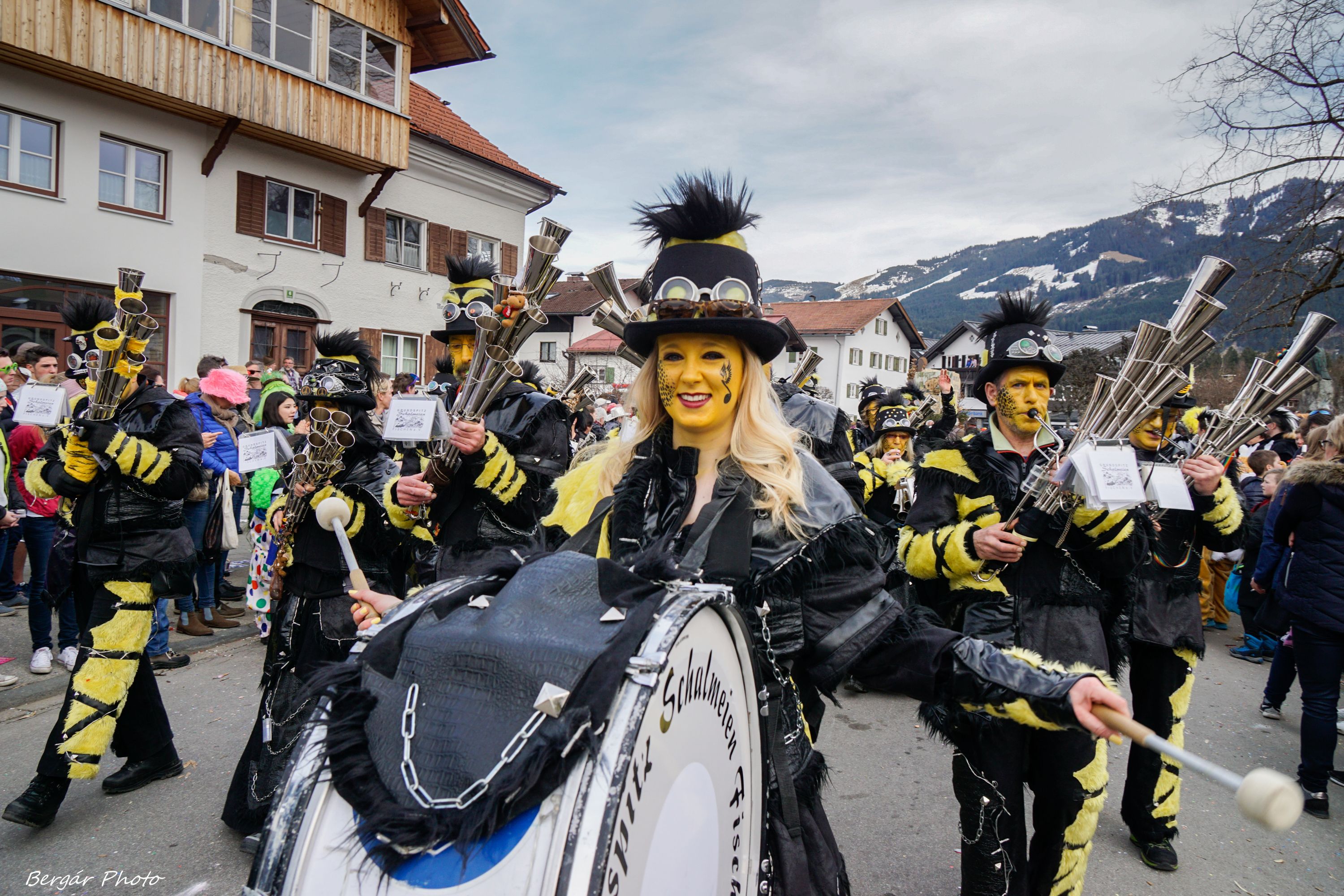 Schalmeienkapelle am Faschingsumzug beim Gumpigen Donnerstag in Fischen im Allgäu - Vorschaubild Hörnerdörfer Magazin Februar 2025