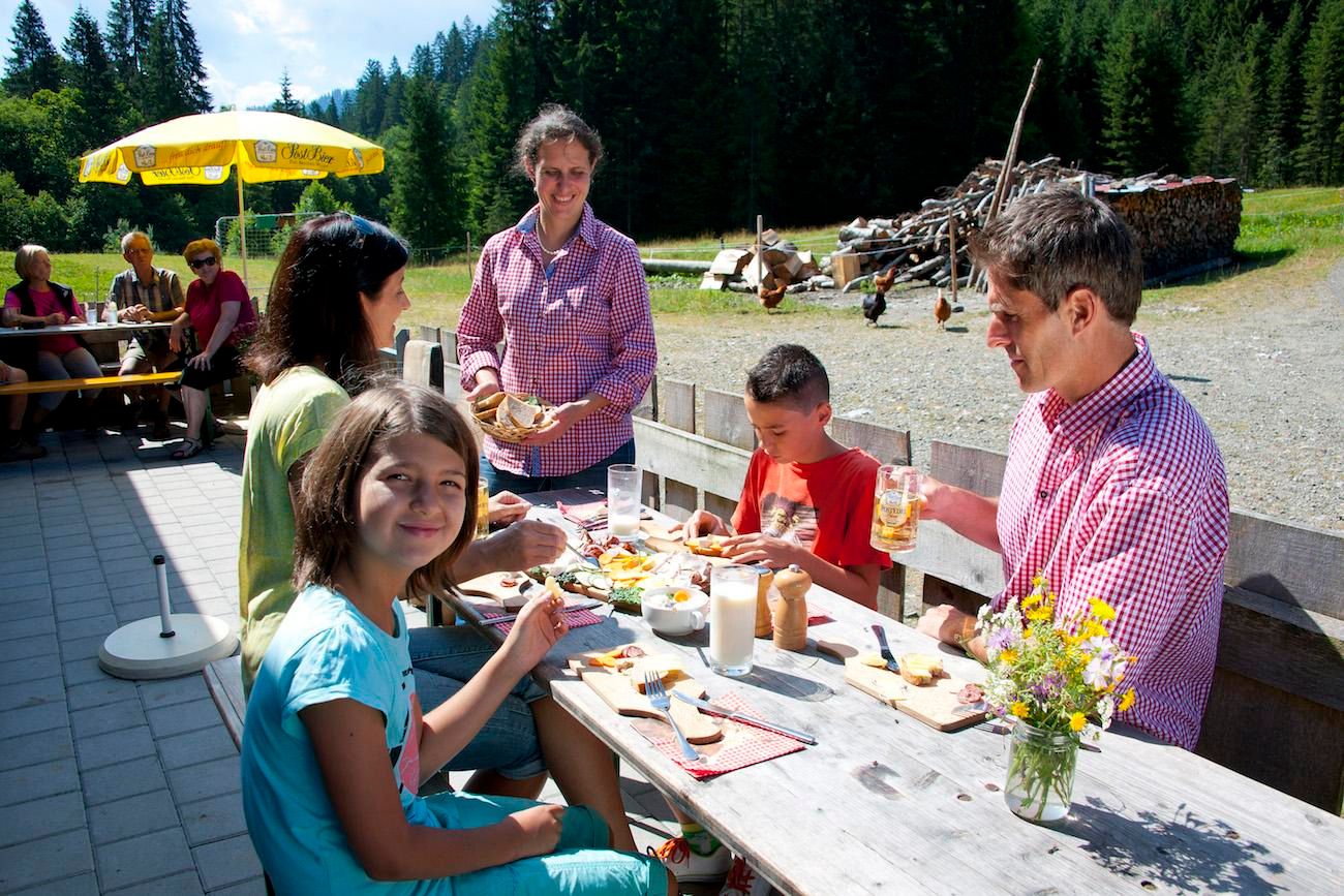 Brotzeit auf der Lenzenalpe in Balderschwang