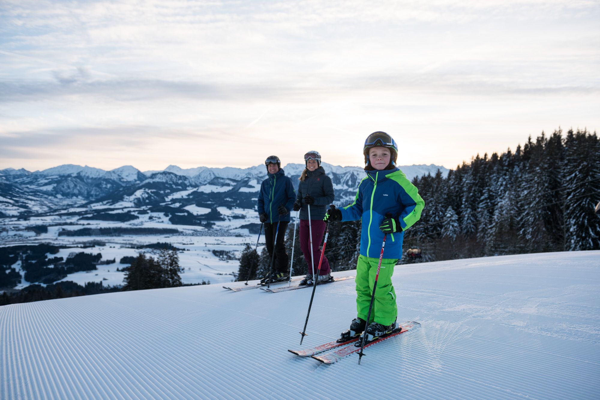 Skifahrer im Skigebiet Ofterschwang in den Hörnerdörfern im Allgäu