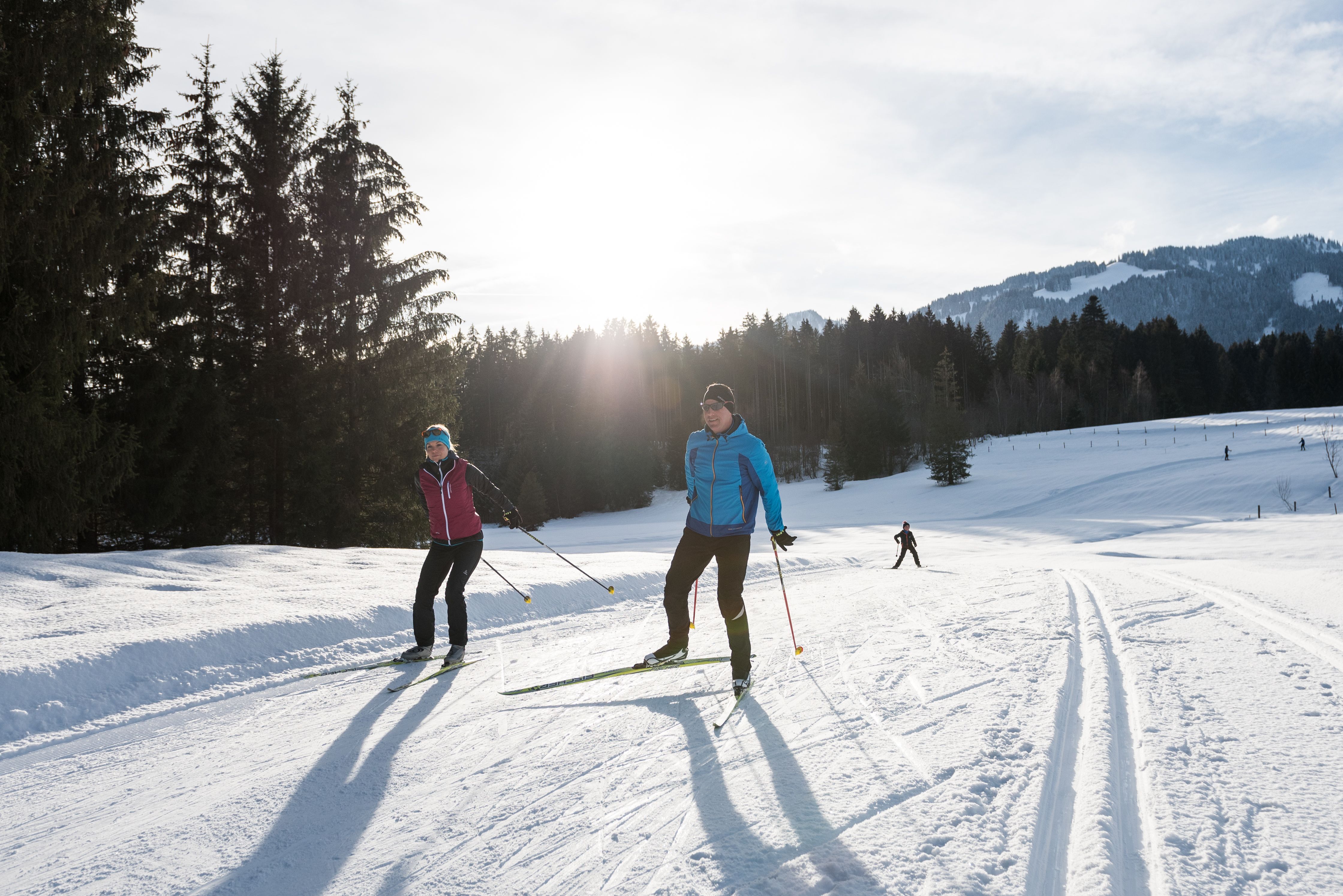 Auf Langlauf-Skiern lautlos durch den Schnee gleiten, ob im klassischen Stil oder beim Skaten - Hörnerdörfer im Allgäu