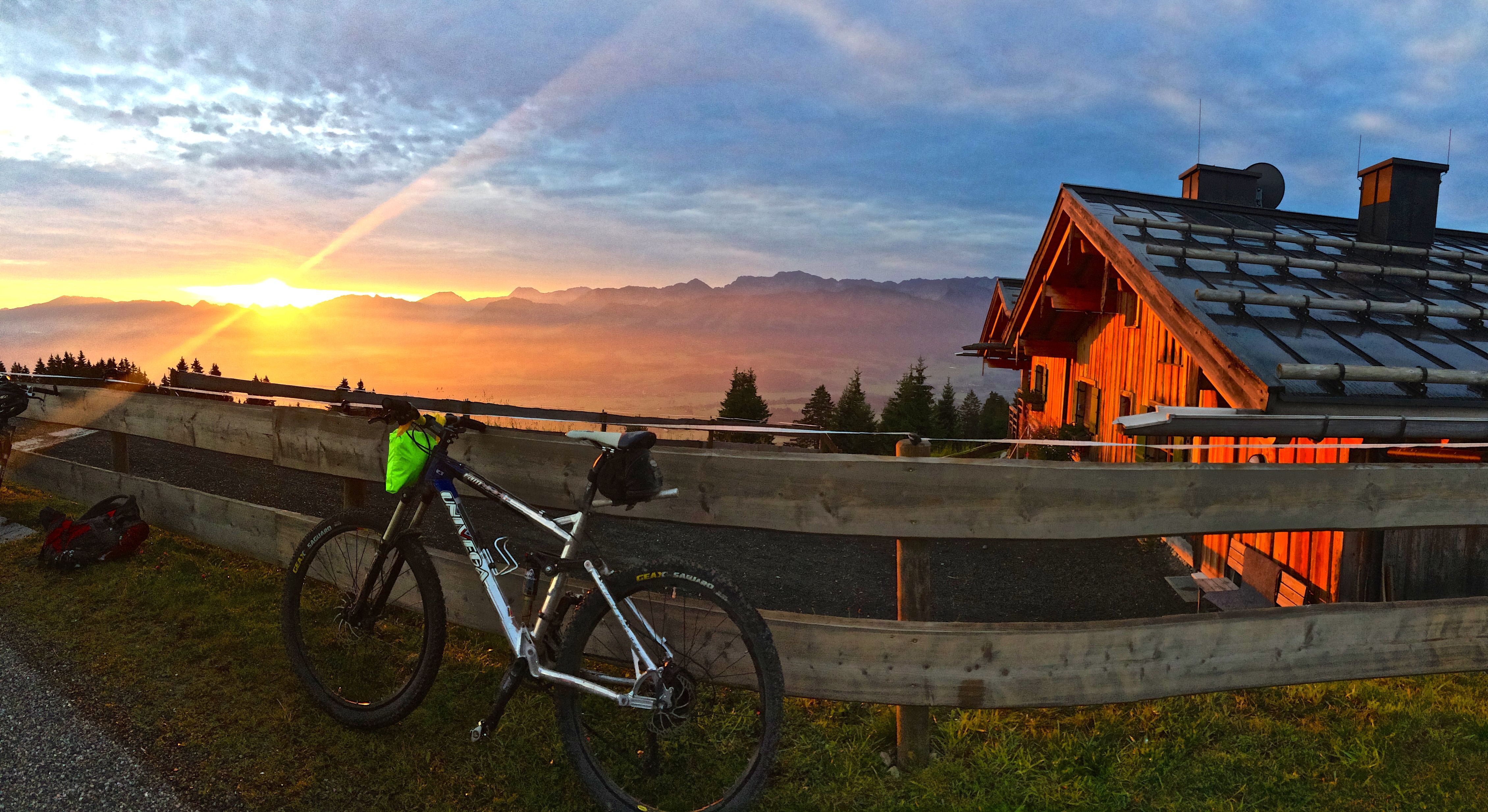 Sonnenaufgang an der Weltcup-Hütte