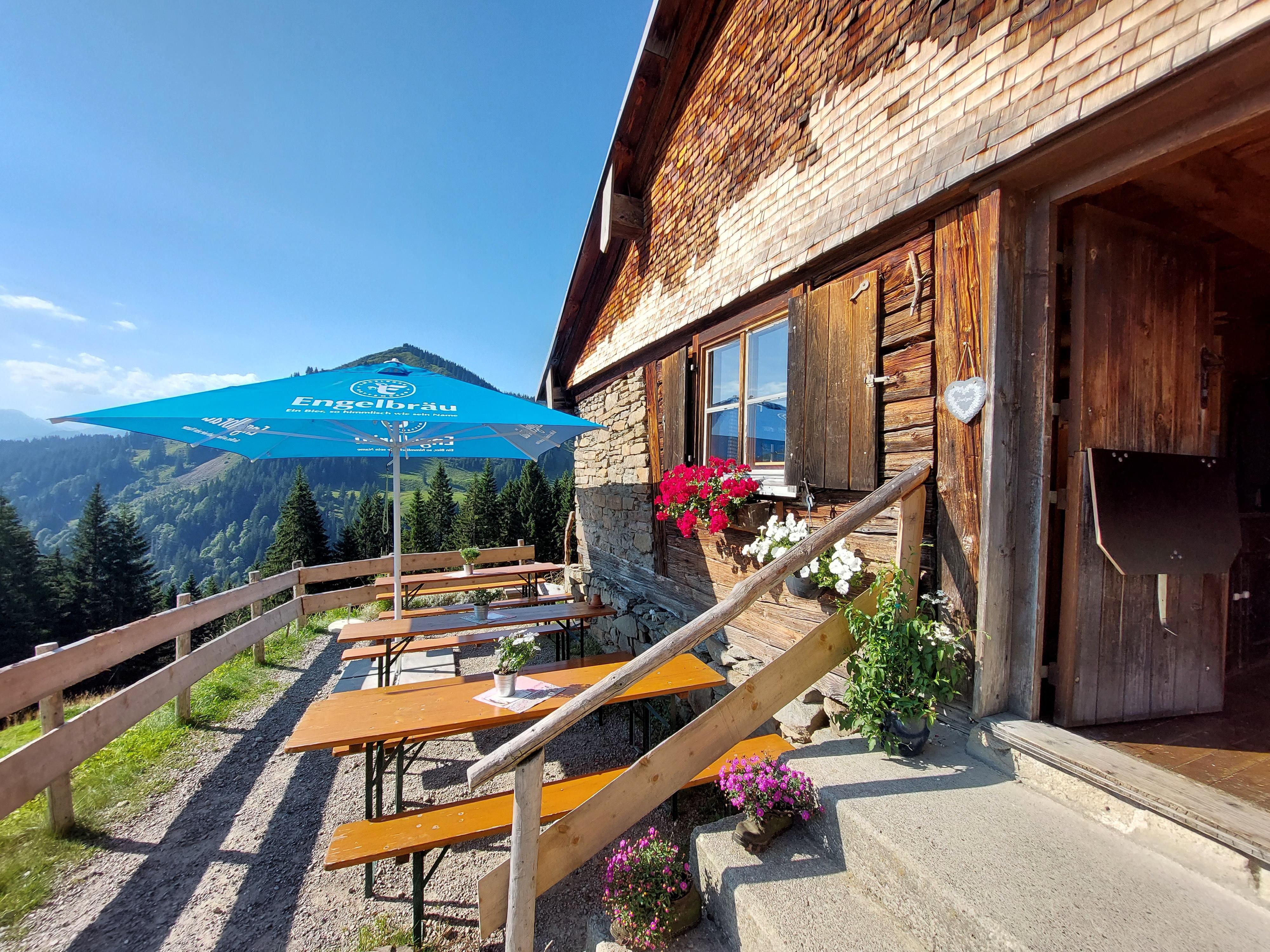 Auf der Terrasse schmeckt die Alläuer Brotzeit